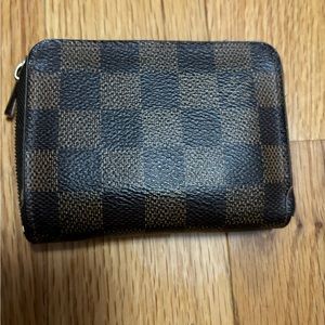 100% Authentic Louis Vuitton zippy coin purse